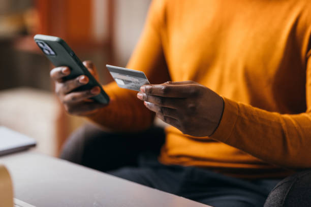 processus de paiement en ligne à l’aide d’un smartphone et d’une carte de crédit - paiement photos et images de collection
