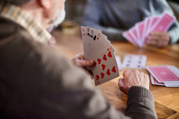 cartes à jouer! - jeu personne agée photos et images de collection
