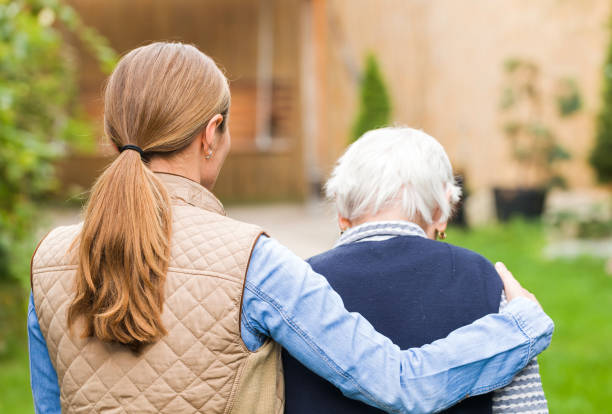 soins aux personnes âgées - promenade avec une personne agée photos et images de collection