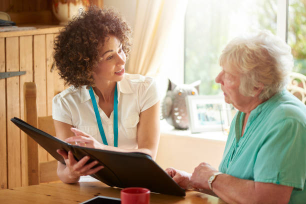 conseils de pensionné - personne agée accompagnée photos et images de collection